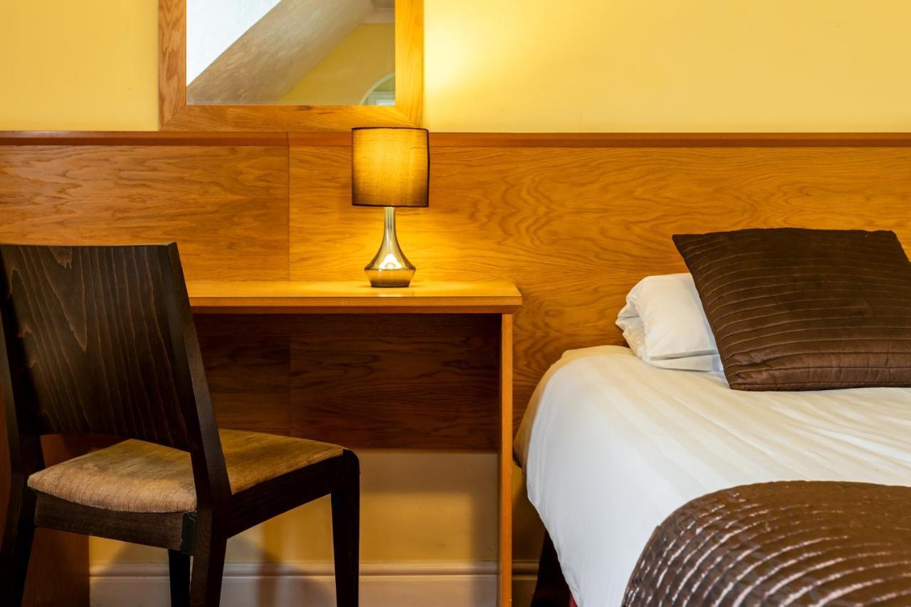 Roydon Marina Village Hotel ภายนอก รูปภาพ